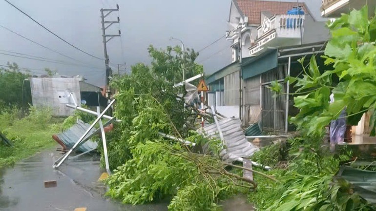 Quảng Ninh: 9 người bị thương do dông lốc