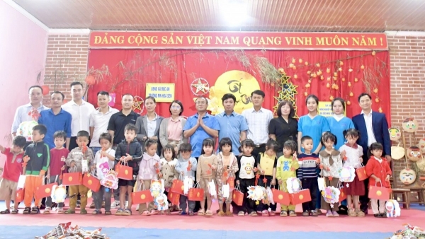 Mang Trung thu ấm áp đến học sinh có hoàn cảnh khó khăn ở xã Đức An