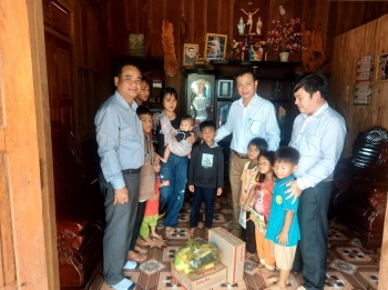 Lâm Đồng: Lãnh đạo Đảng ủy xã Đắk Song thăm và tặng quà các gia đình đồng bào dân tộc thiểu số khó khăn