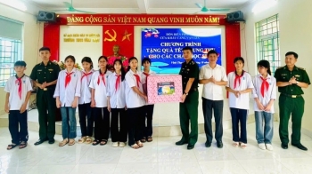 Quảng Ninh: Đồn Biên phòng cửa khẩu cảng Vạn Gia tặng quà cho thiếu nhi