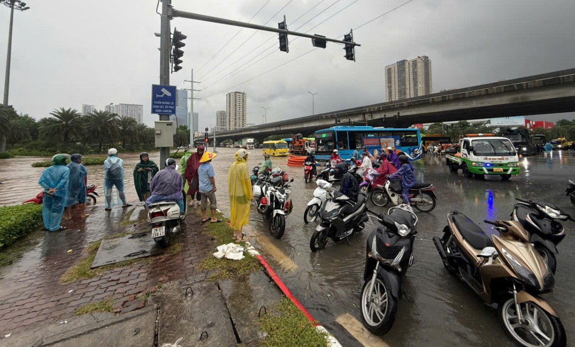 Hà Nội mưa lớn, nhiều nơi ngập lụt do ảnh hưởng của bão số 11