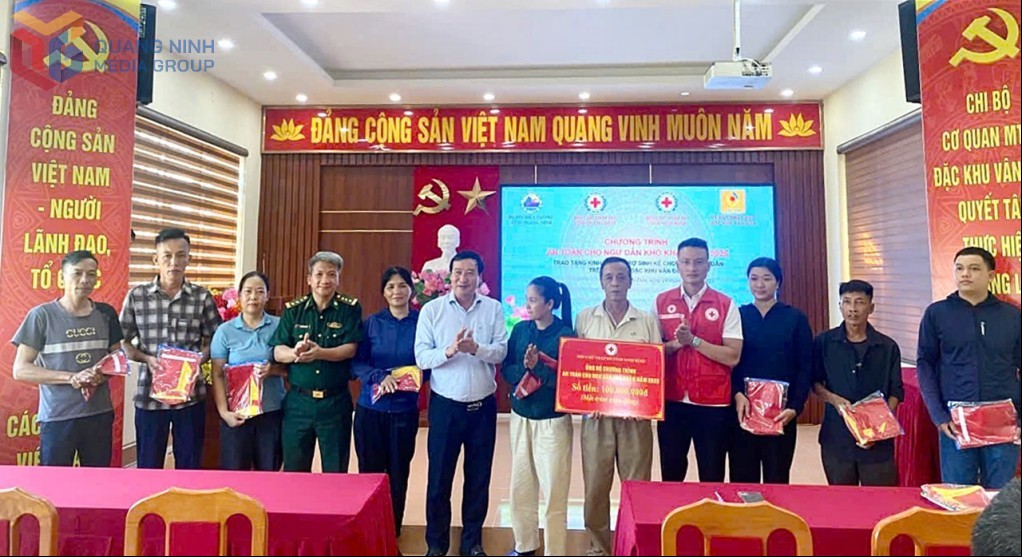 Quảng Ninh: Trao kinh phí hỗ trợ sinh kế cho 20 hộ ngư dân có hoàn cảnh khó khăn