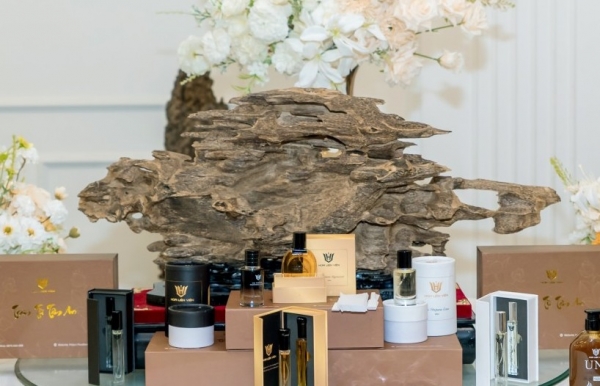 UNI tôn vinh vẻ đẹp quý phái từ Trầm Hương Việt