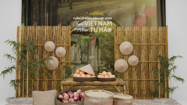 NSND Tự Long “lên sóng” bán gạo ST25 trong Tuần lễ Nông sản Việt 2025