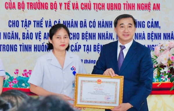 Nghệ An: Tặng Bằng khen cho tập thể, cá nhân dũng cảm bảo vệ bệnh nhân