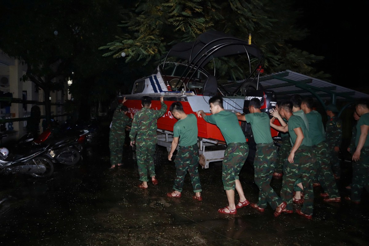 Cận cảnh lực lượng vũ trang Đà Nẵng xuyên đêm lao vào điểm ngập, cứu dân