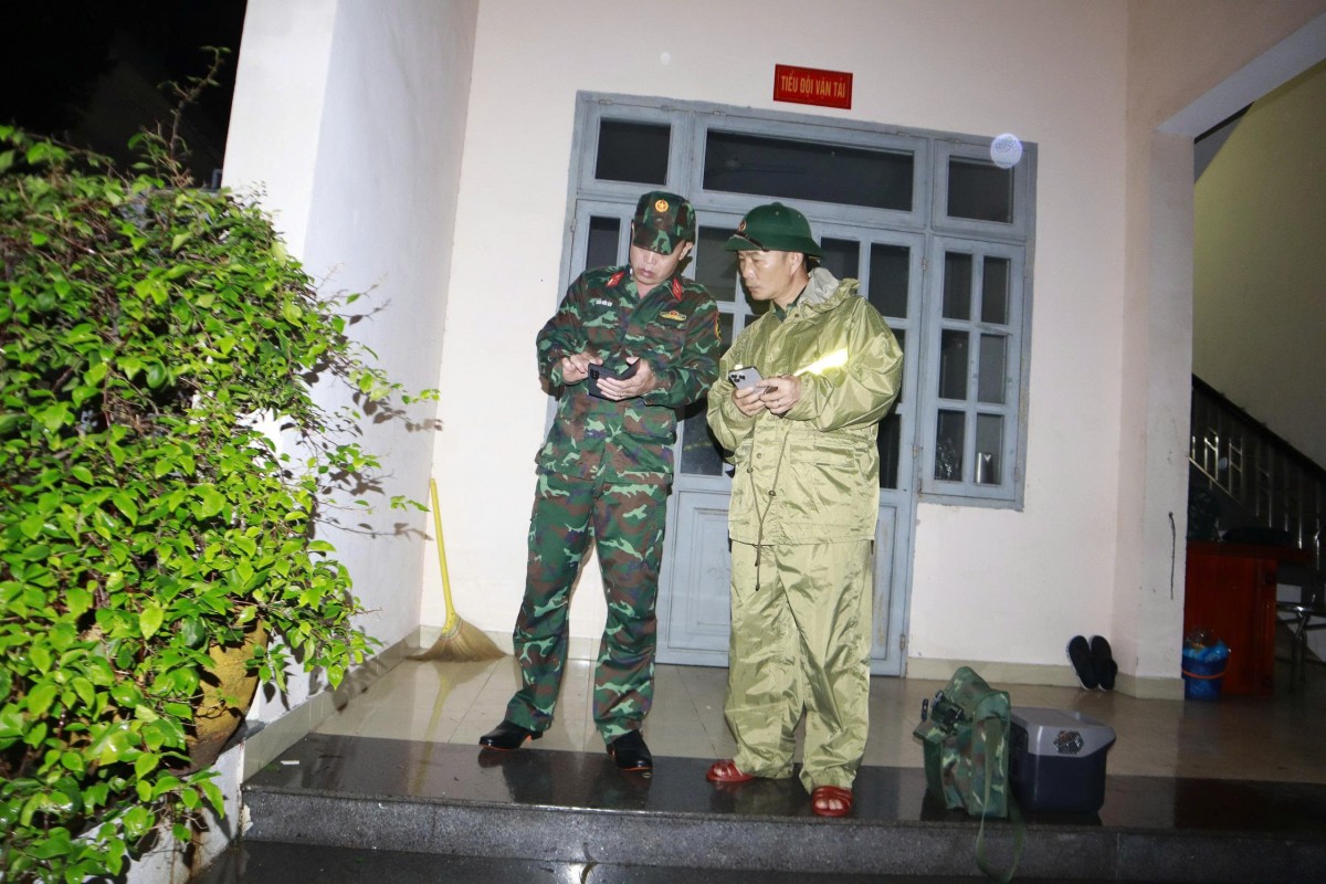 Cận cảnh lực lượng vũ trang Đà Nẵng xuyên đêm lao vào điểm ngập, cứu dân