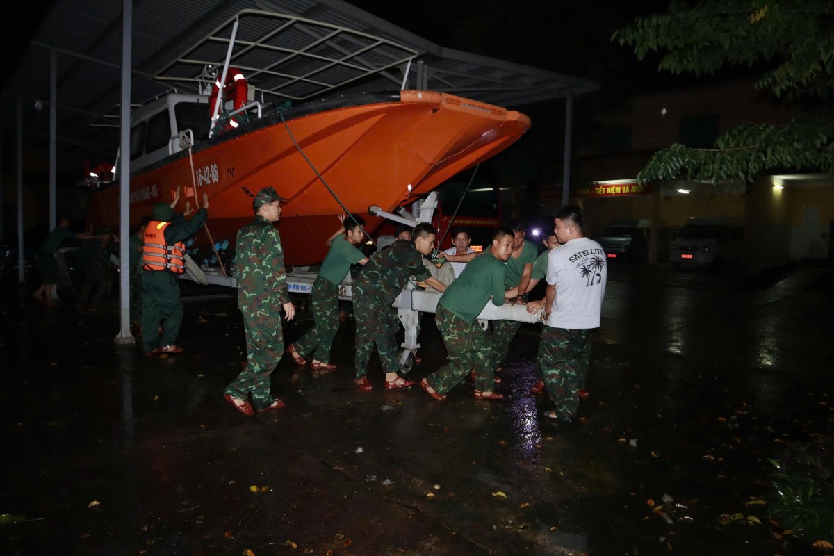 Cận cảnh lực lượng vũ trang Đà Nẵng xuyên đêm lao vào điểm ngập, cứu dân