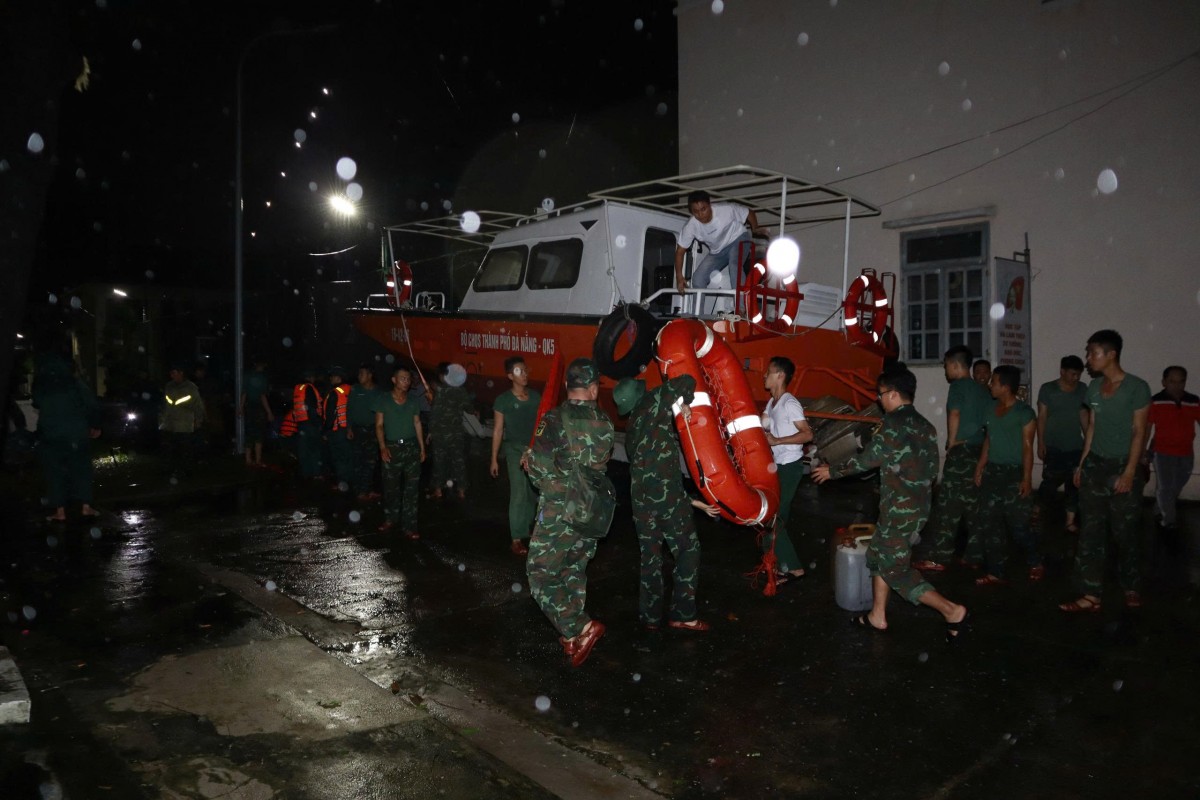 Cận cảnh lực lượng vũ trang Đà Nẵng xuyên đêm lao vào điểm ngập, cứu dân