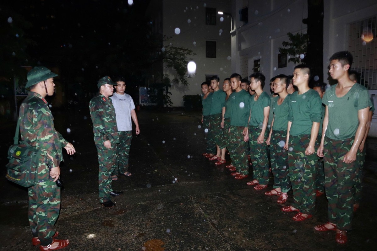 Cận cảnh lực lượng vũ trang Đà Nẵng xuyên đêm lao vào điểm ngập, cứu dân