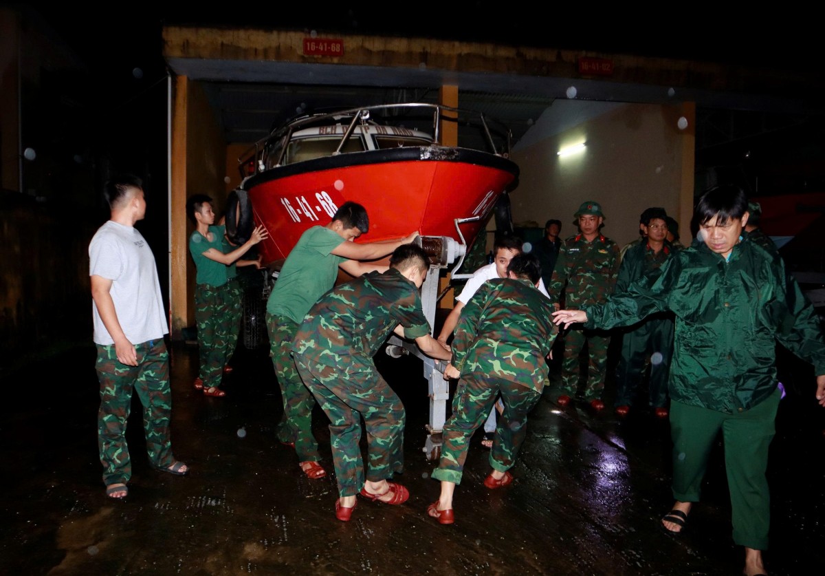 Cận cảnh lực lượng vũ trang Đà Nẵng xuyên đêm lao vào điểm ngập, cứu dân