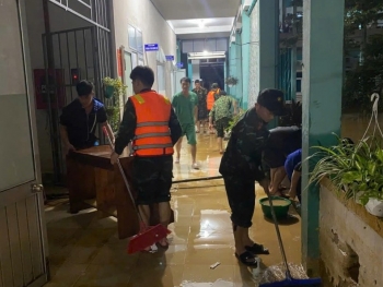 Đà Nẵng: Nước rút, thành phố khẩn trương dọn bùn, tiêu tẩy 2 bệnh viện trọng điểm