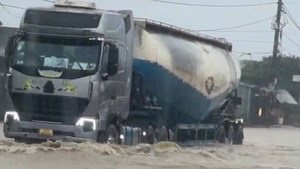 Mưa lớn gây ngập cục bộ, hàng trăm người dân ở phía nam Hà Tĩnh được sơ tán an toàn