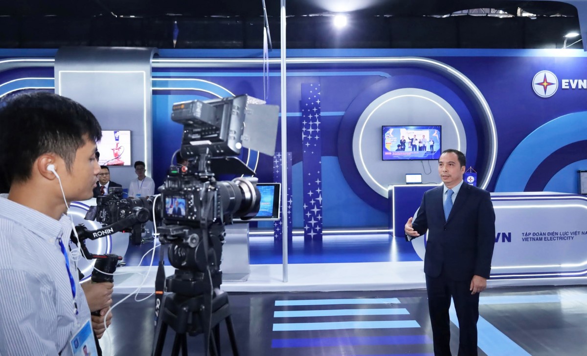 Các đại biểu trong nước, quốc tế tham quan gian trưng bày của EVN tại sự kiện Lễ mở ký Công ước Hà Nội