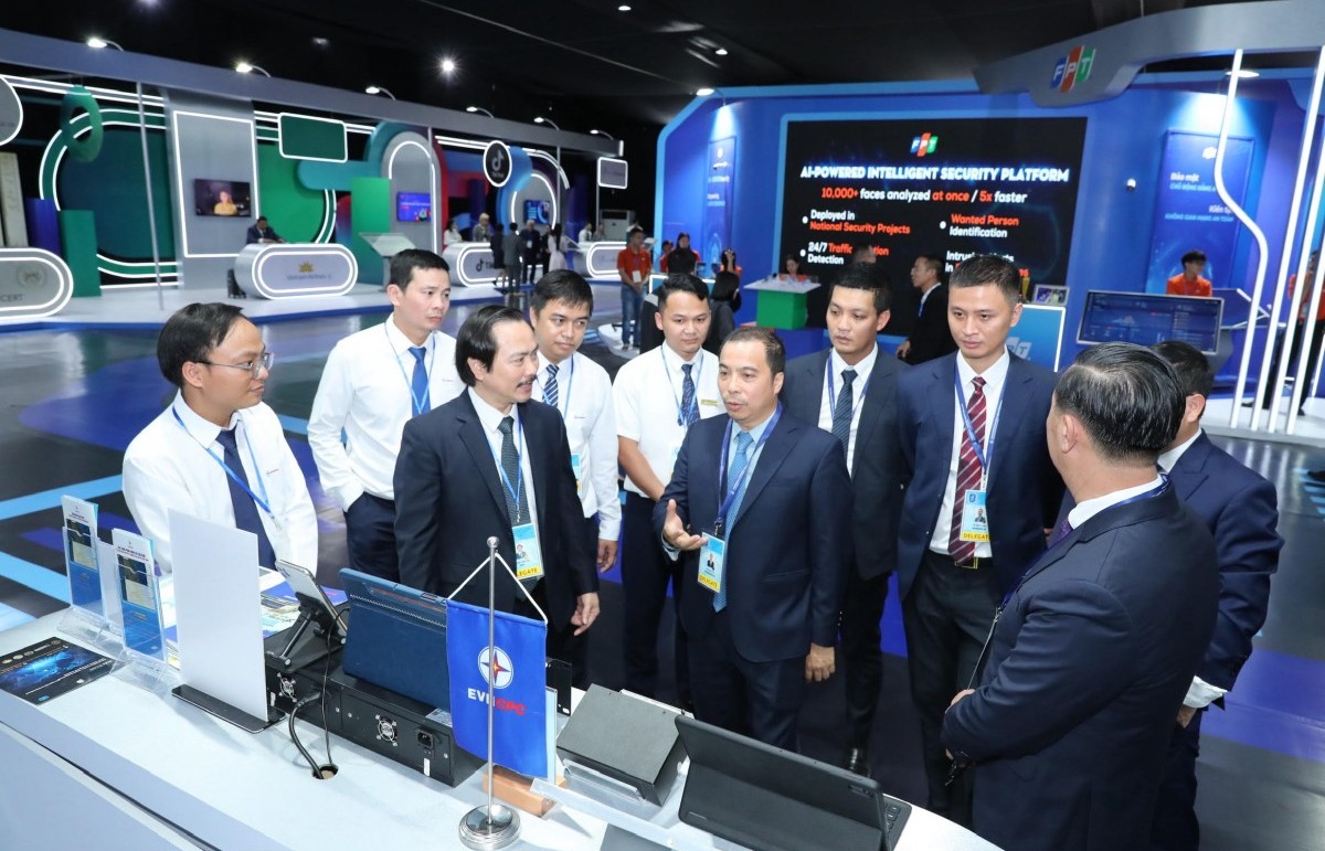 Các đại biểu trong nước, quốc tế tham quan gian trưng bày của EVN tại sự kiện Lễ mở ký Công ước Hà Nội