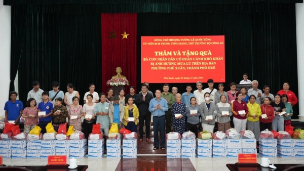 Đoàn công tác Bộ Công an hỗ trợ và chia sẻ cùng người dân Huế khắc phục hậu quả mưa lũ