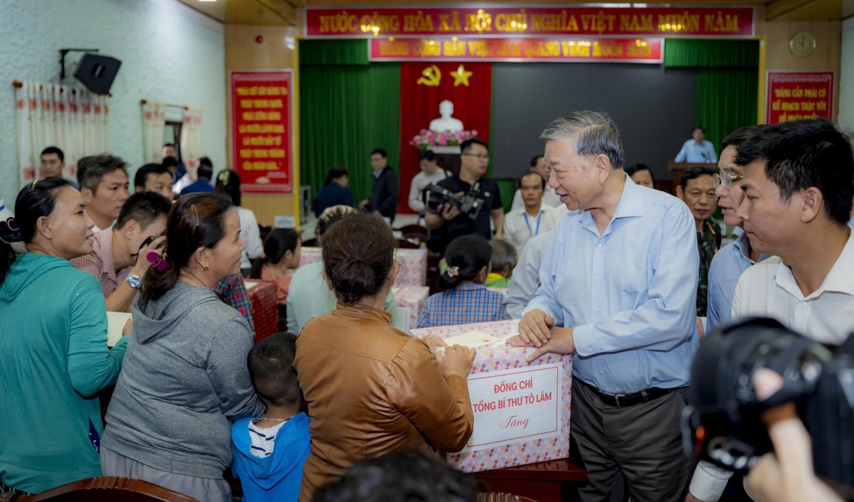 Cả nước hướng về miền Trung và thành phố Huế với tinh thần 