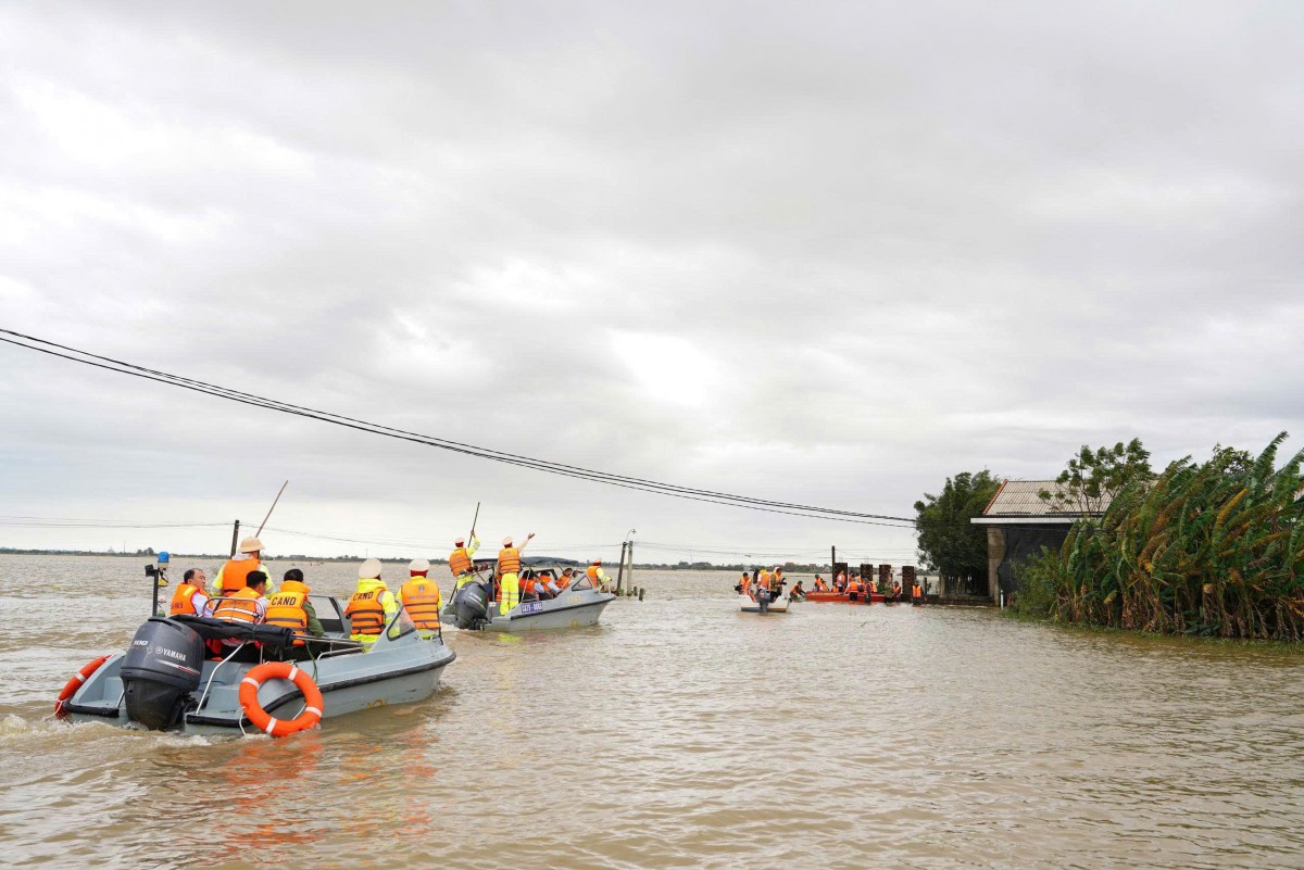 Cả nước hướng về miền Trung và thành phố Huế với tinh thần 