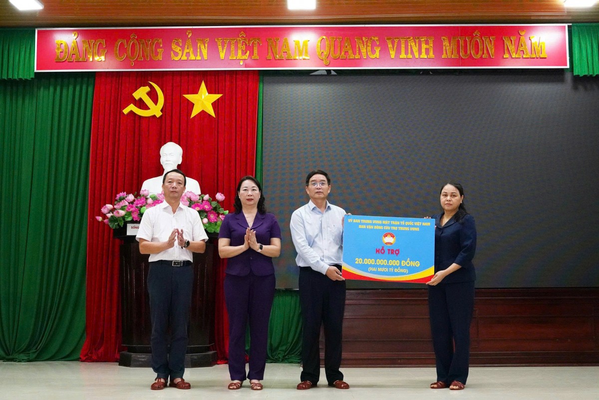 Cả nước hướng về miền Trung và thành phố Huế với tinh thần 