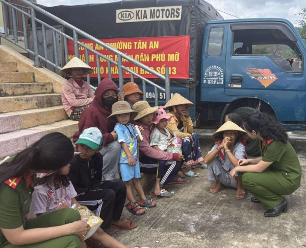 Chung tay hỗ trợ người dân bị ảnh hưởng bão số 13