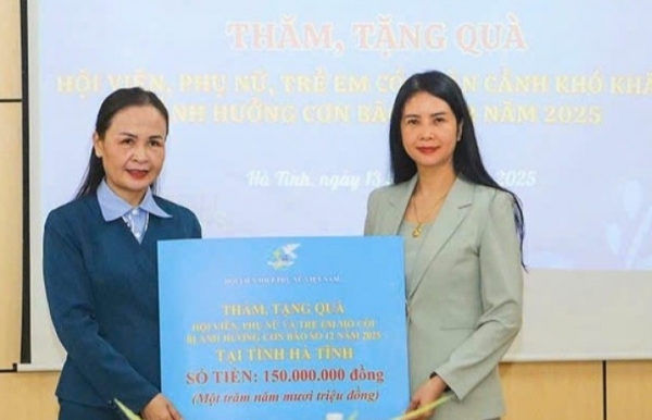 Hơn 400 suất quà cho phụ nữ và trẻ em bị ảnh hưởng bởi thiên tai ở Hà Tĩnh