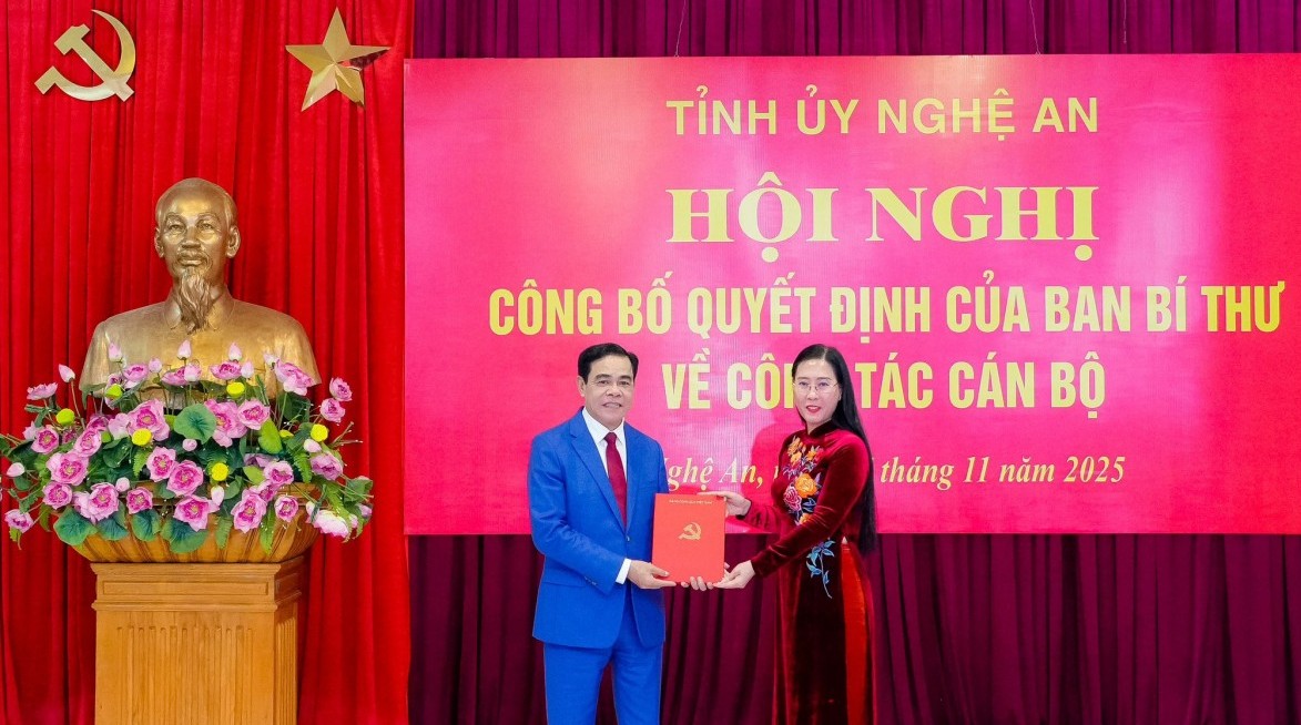 Chủ tịch UBND tỉnh Hà Tĩnh giữ chức Phó Bí thư Tỉnh ủy Nghệ An