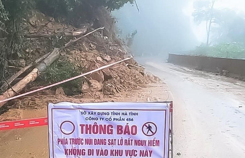 Nguy cơ sạt lở cao trên quốc lộ 8 ở Hà Tĩnh