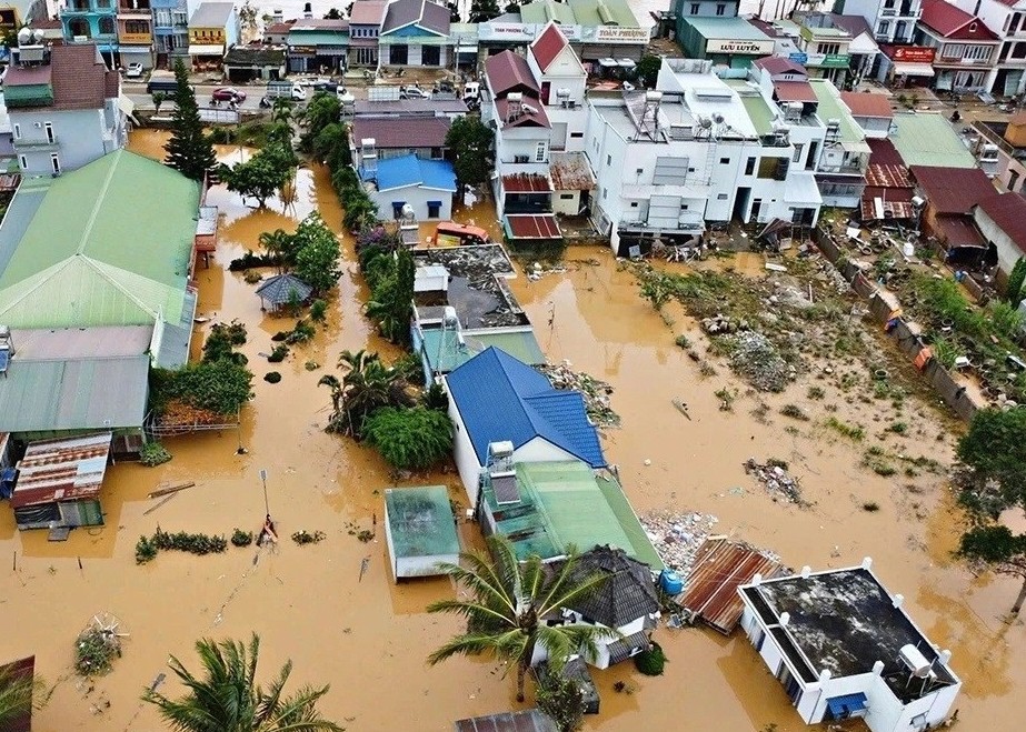 Bảo đảm nguồn hàng thiết yếu cho các vùng bị cô lập do mưa lũ