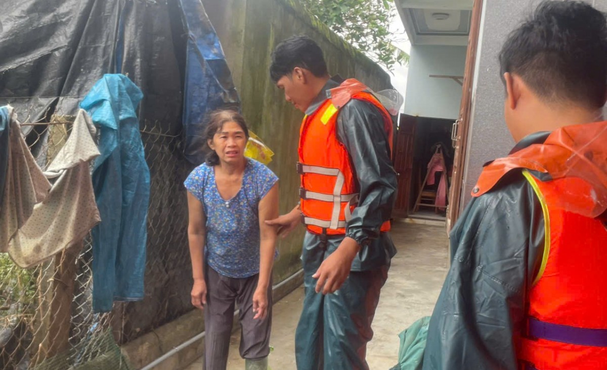 Những hình ảnh đẹp thể hiện nghĩa tình quân - dân vùng rốn lũ