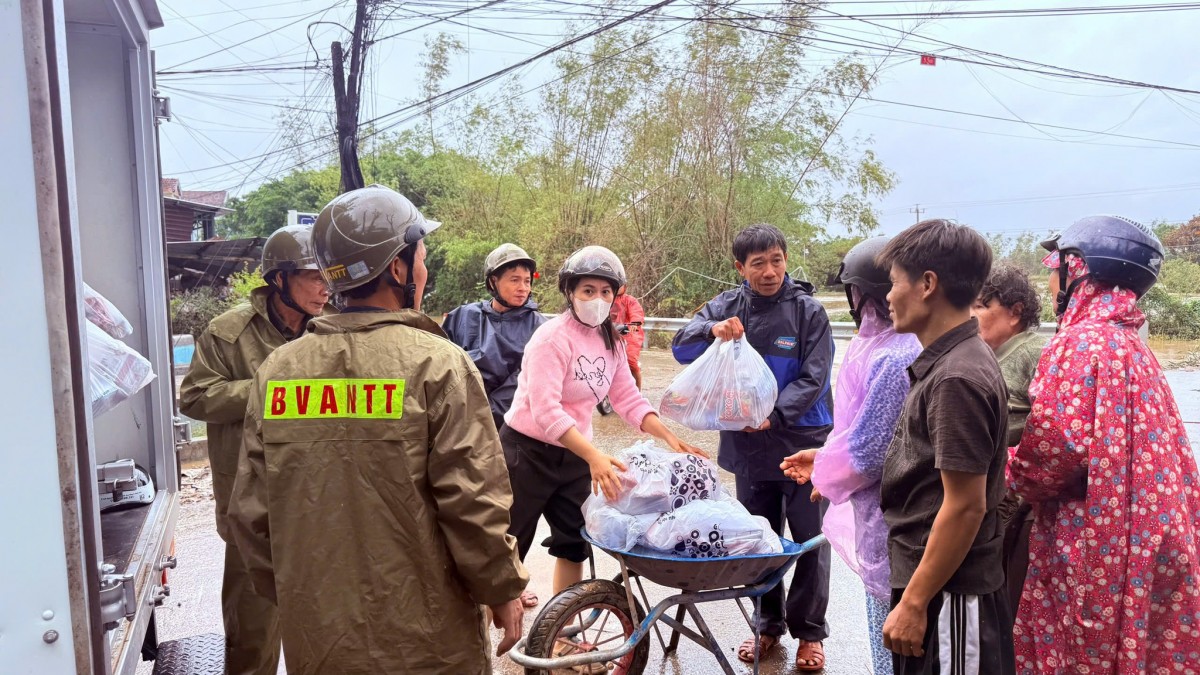 Những hình ảnh đẹp thể hiện nghĩa tình quân - dân vùng rốn lũ