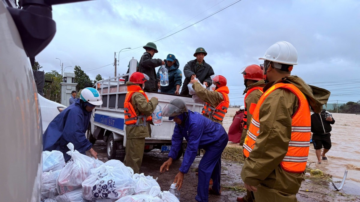 Những hình ảnh đẹp thể hiện nghĩa tình quân - dân vùng rốn lũ