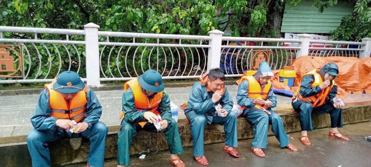 Những hình ảnh đẹp thể hiện nghĩa tình quân - dân vùng rốn lũ