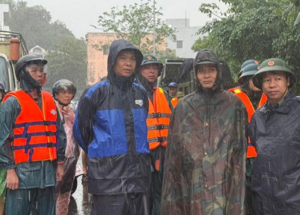 Những hình ảnh đẹp thể hiện nghĩa tình quân - dân vùng rốn lũ