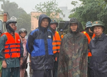 Những hình ảnh đẹp thể hiện nghĩa tình quân - dân vùng rốn lũ