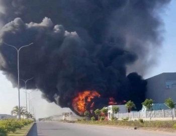 Hải Phòng: Xẩy ra cháy lớn tại một công ty tập kết mút xốp tại KCN Nam Đình Vũ.