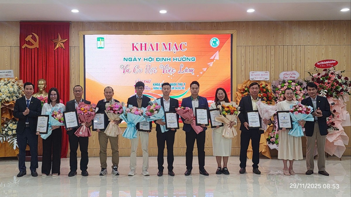 Lãnh đạo Trường ĐH Nông Lâm (Huế) cùng lãnh đạo Khoa Chăn nuôi - Thú y vinh danh, ghi nhận sự đóng góp của các nhà tài trợ. Ảnh: Ket Vinh