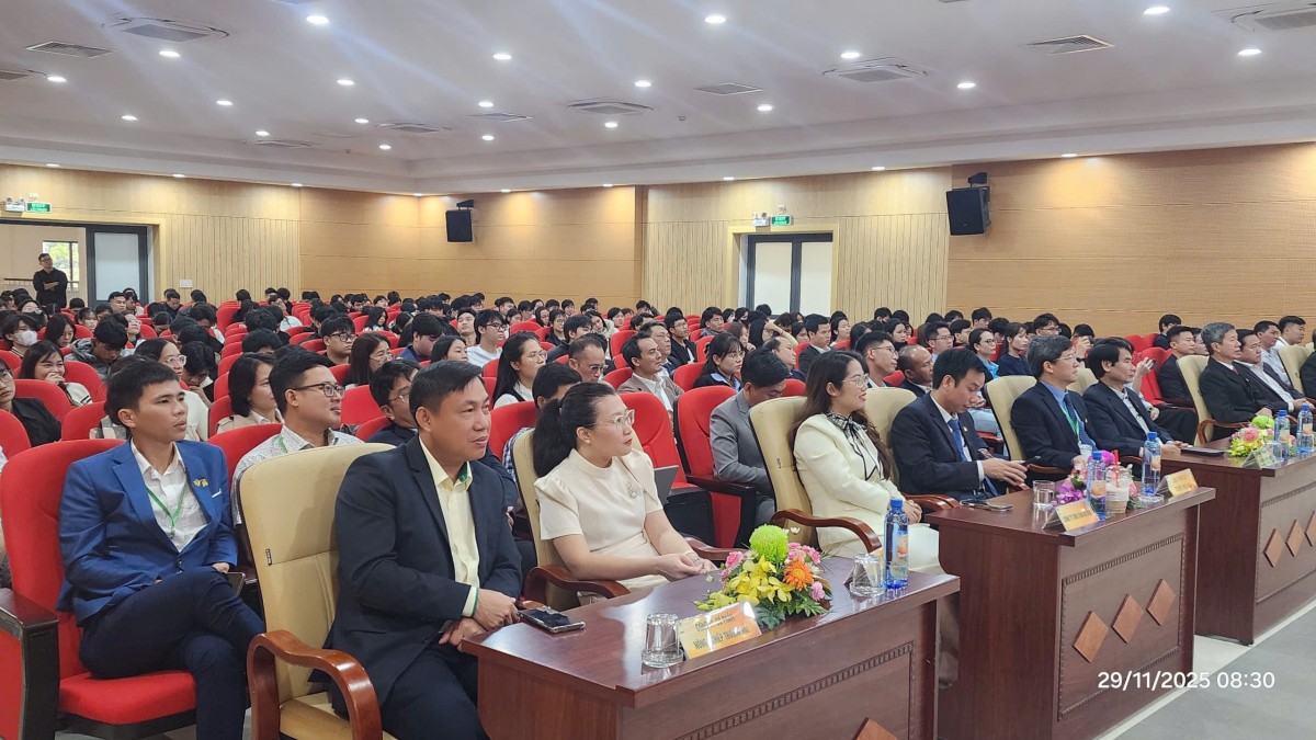 "Ngày hội Định hướng và Cơ hội việc làm lần thứ 10 năm 2025" sự kiện đầy ý nghĩa đối với sinh viên Trường ĐH Nông Lâm (Huế). Ảnh: Ket Vinh