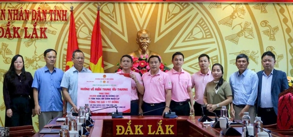 Tiếp nhận con giống và thức ăn chăn nuôi hỗ trợ nông dân bị thiệt hại do mưa lũ