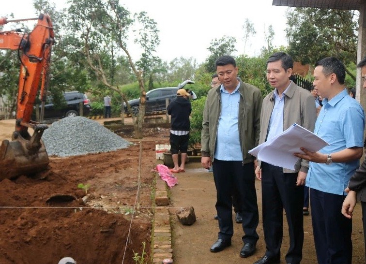 Chủ tịch tỉnh Đắk Lắk kiểm tra tiến độ xây dựng nhà ở cho người dân bị thiệt do lũ lụt