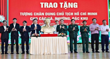 Bộ Quốc phòng trao tặng Tượng chân dung Chủ tịch Hồ Chí Minh cho 124 xã, phường, đặc khu của tỉnh Lâm Đồng