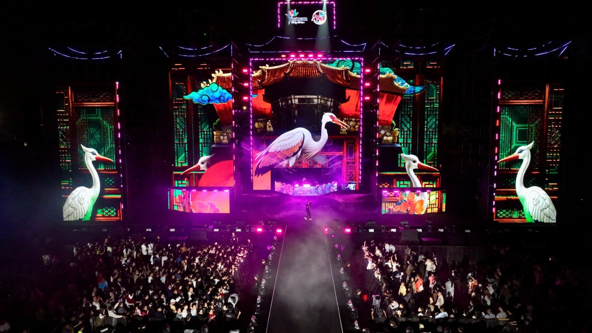 Chương trình nghệ thuật đặc sắc được dàn dựng công phu, kết hợp hài hòa giữa yếu tố truyền thống và sáng tạo hiện đại.