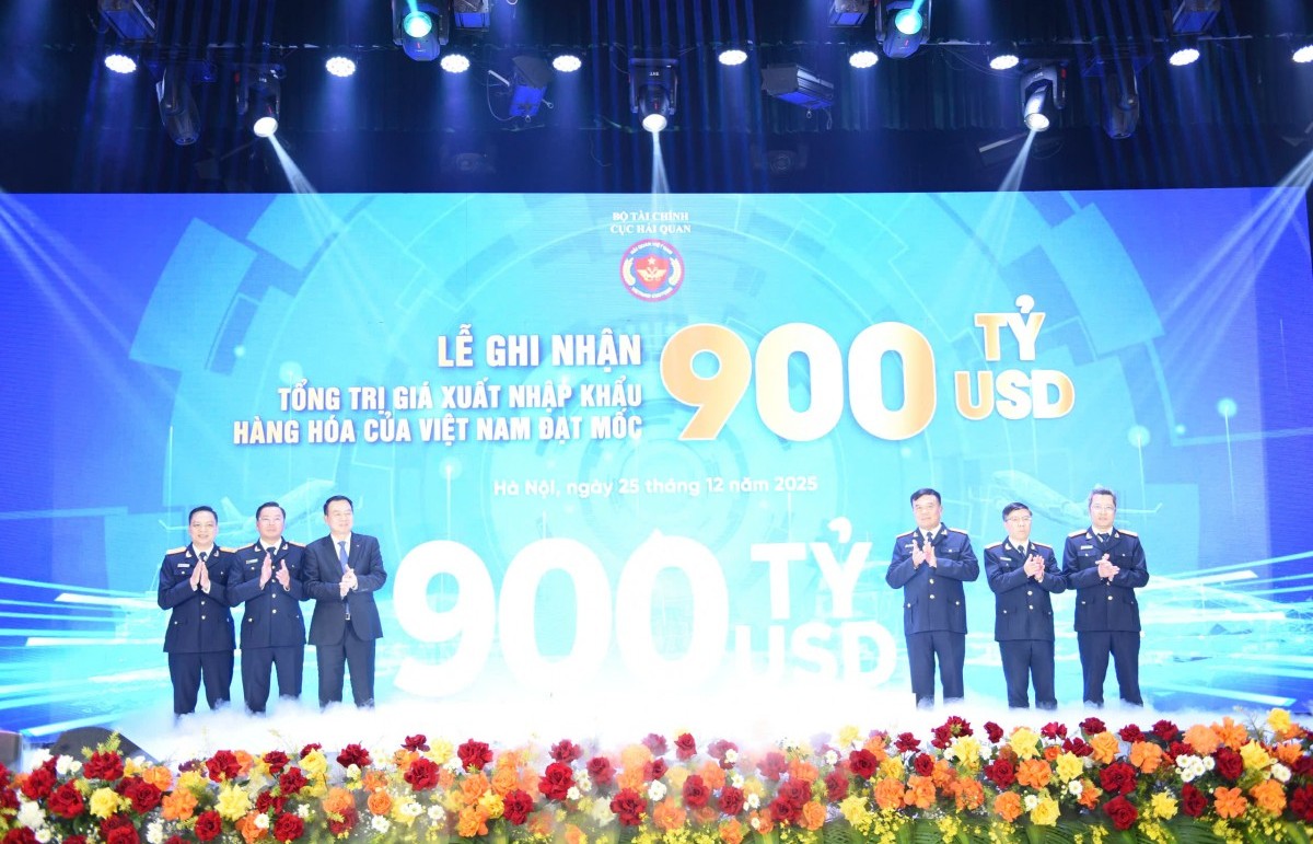 Thương mại Việt Nam lập cột mốc mới, xuất nhập khẩu năm 2025 vượt 900 tỷ USD