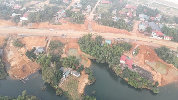 Gần một tháng sau lệnh xử phạt, hồ thủy lợi đập Đầm Xanh vẫn “ngập đất thải”