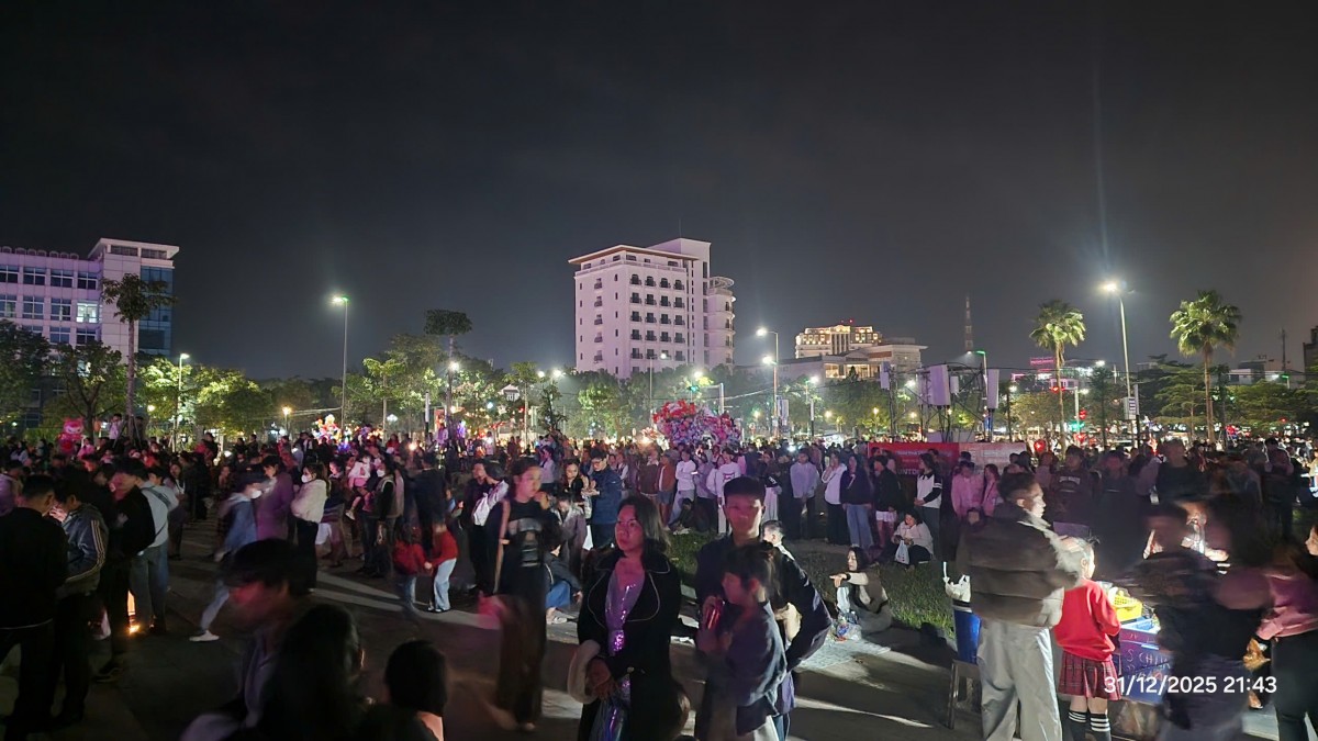 Ngay từ đầu buổi tối, không khí tại quảng trường trung tâm thành phố đã trở nên nhộn nhịp