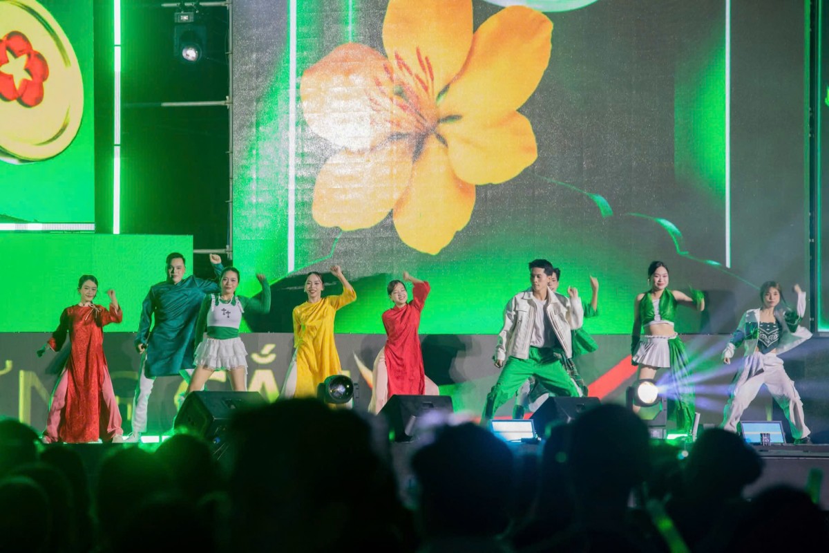 Với sự tham gia của nhiều nghệ sĩ nổi tiếng đã mang đến những màn trình diễn đầy ấn tượng với các tiết mục âm nhạc tổng hợp