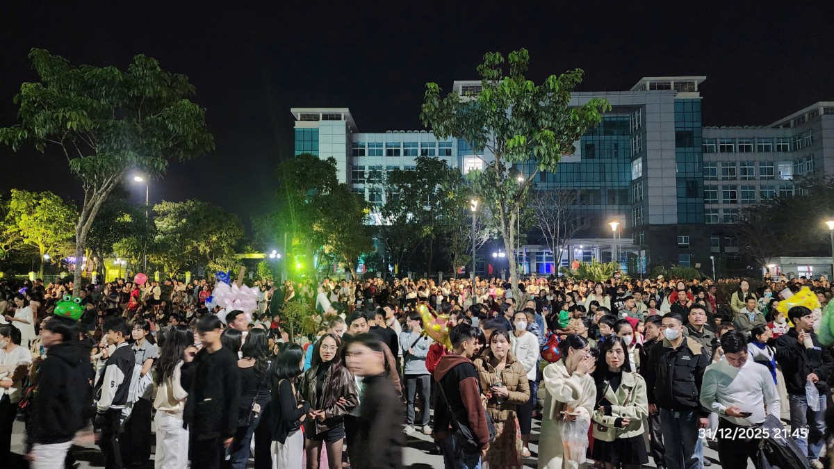 Ngay từ đầu buổi tối, không khí tại quảng trường trung tâm thành phố đã trở nên nhộn nhịp