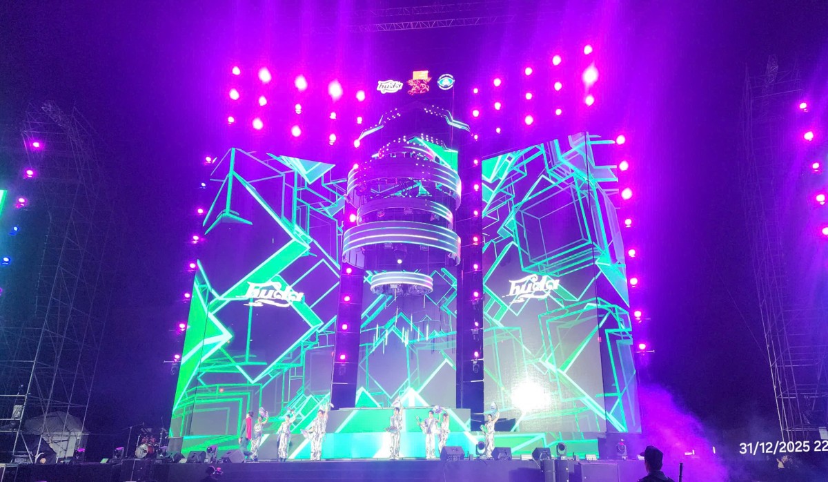 Chương trình Countdown – Chào năm mới 2026 được dàn dựng trên sân khấu ngoài trời với hệ thống âm thanh, ánh sáng hiện đại...