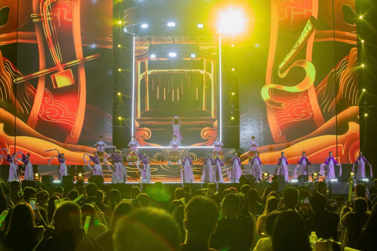 Với sự tham gia của nhiều nghệ sĩ nổi tiếng đã mang đến những màn trình diễn đầy ấn tượng với các tiết mục âm nhạc tổng hợp