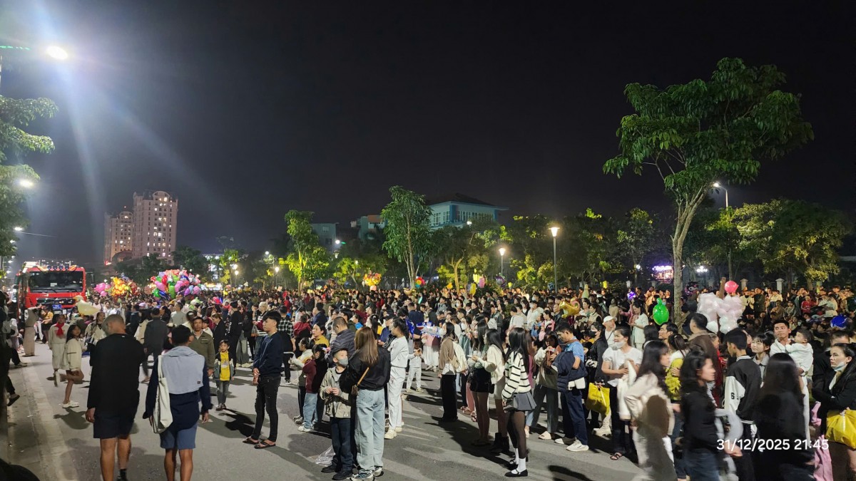 Ngay từ đầu buổi tối, không khí tại quảng trường trung tâm thành phố đã trở nên nhộn nhịp