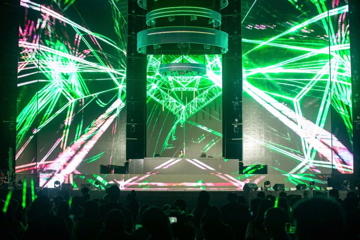 Chương trình Countdown – Chào năm mới 2026 được dàn dựng trên sân khấu ngoài trời với hệ thống âm thanh, ánh sáng hiện đại...